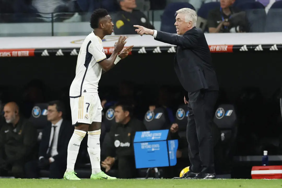 Vinicius se puso nervioso y Ancelotti tuvo que calmarle