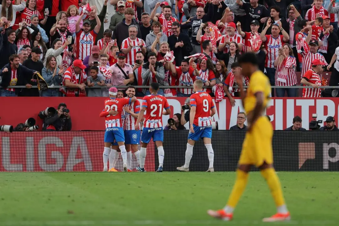 El Girona celebrando mientras llora el Barcelona