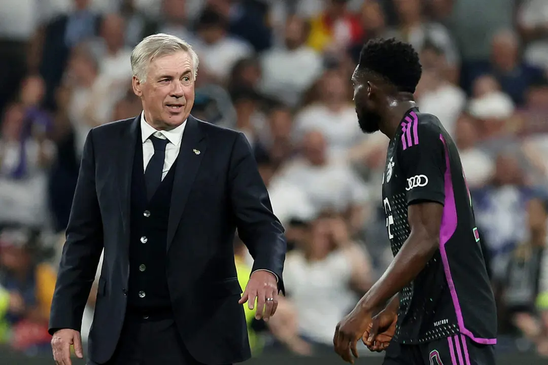 Davies hablando con Ancelotti durante el Madrid-Bayern