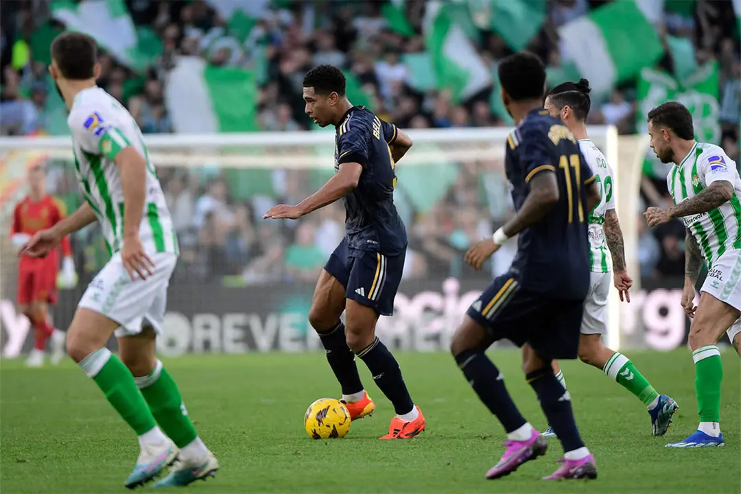 Bellingham durante el Betis-Madrid de la primera vuelta de LaLiga