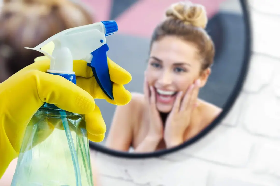 Para limpiar tus espejos, puedes optar por un limpiacristales comercial o fabricar uno casero
