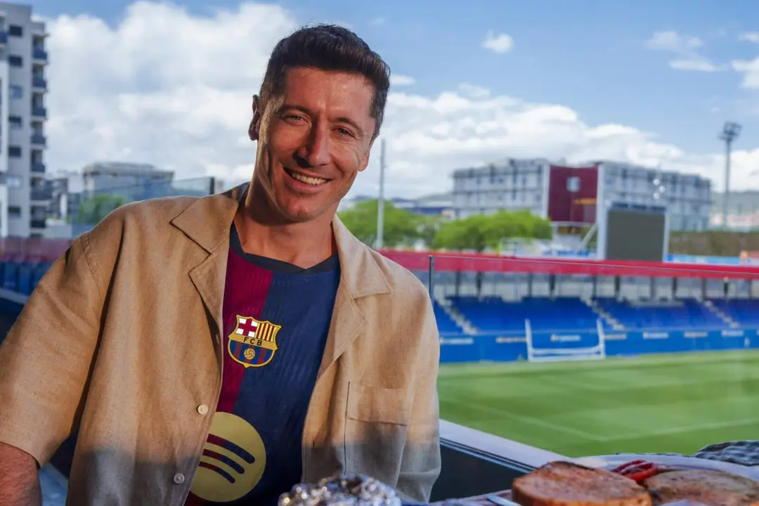 Robert Lewandowski con la nueva camiseta del Barcelona