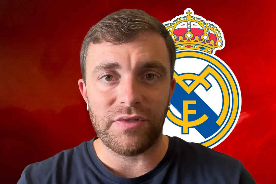 Fabrizio Romano con el escudo del Real Madrid