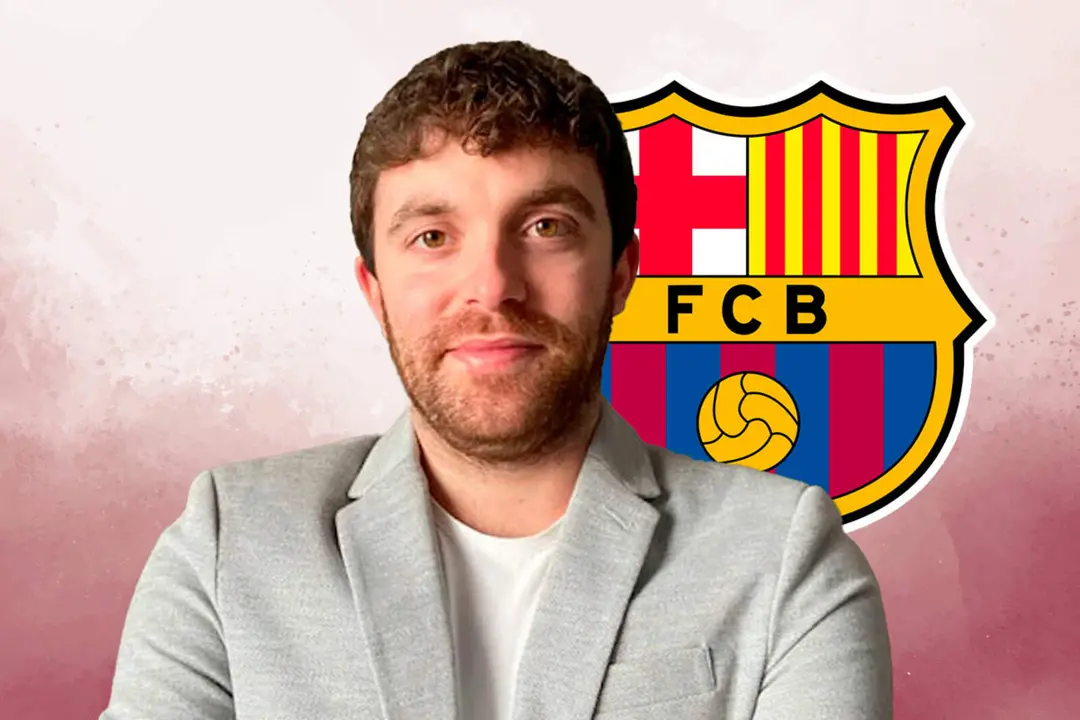 Fabrizio Romano con el escudo del FC Barcelona