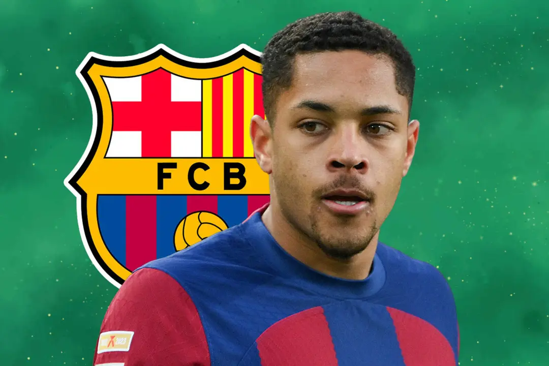 Vitor Roque con el escudo del FC Barcelona