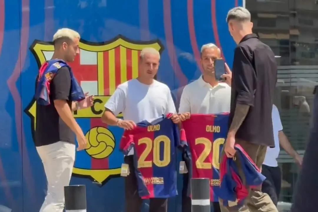 Amigos de Dani Olmo posando con su camiseta y el 20