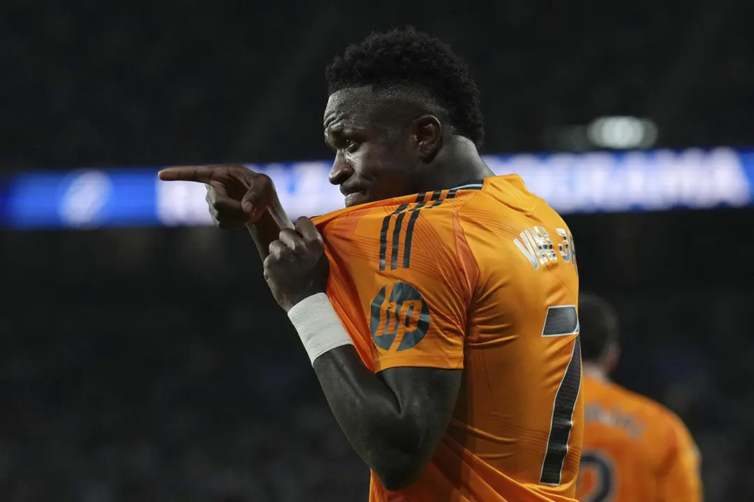 Vinicius agarrando el escudo del Real Madrid