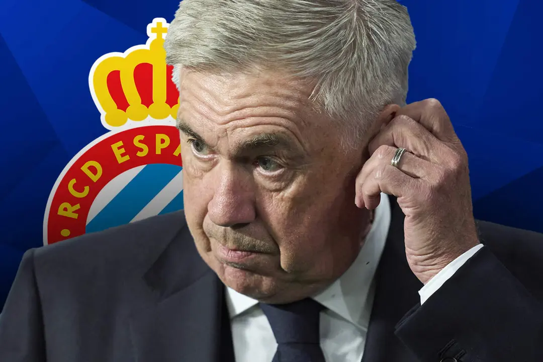 Carlo Ancelotti con el escudo del Espanyol