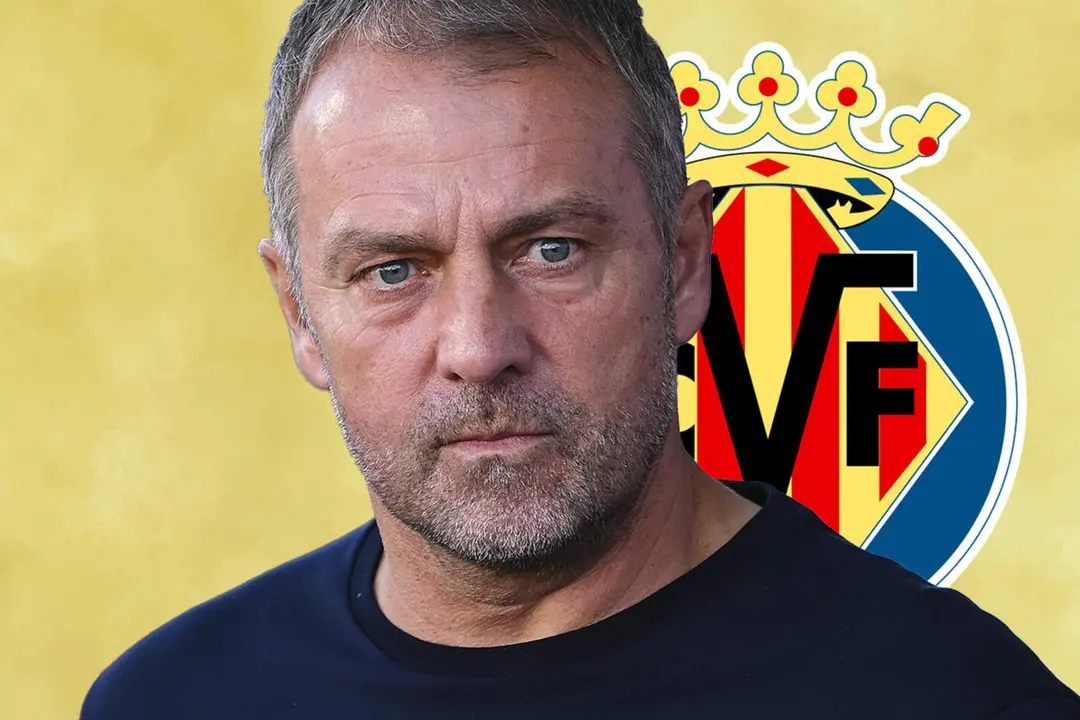 Hansi Flick frente al escudo del Villarreal