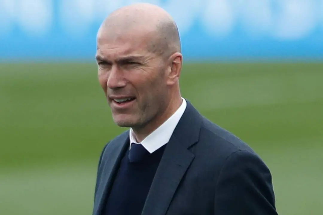 Zinedine Zidane amenaza con llevarse a un jugador