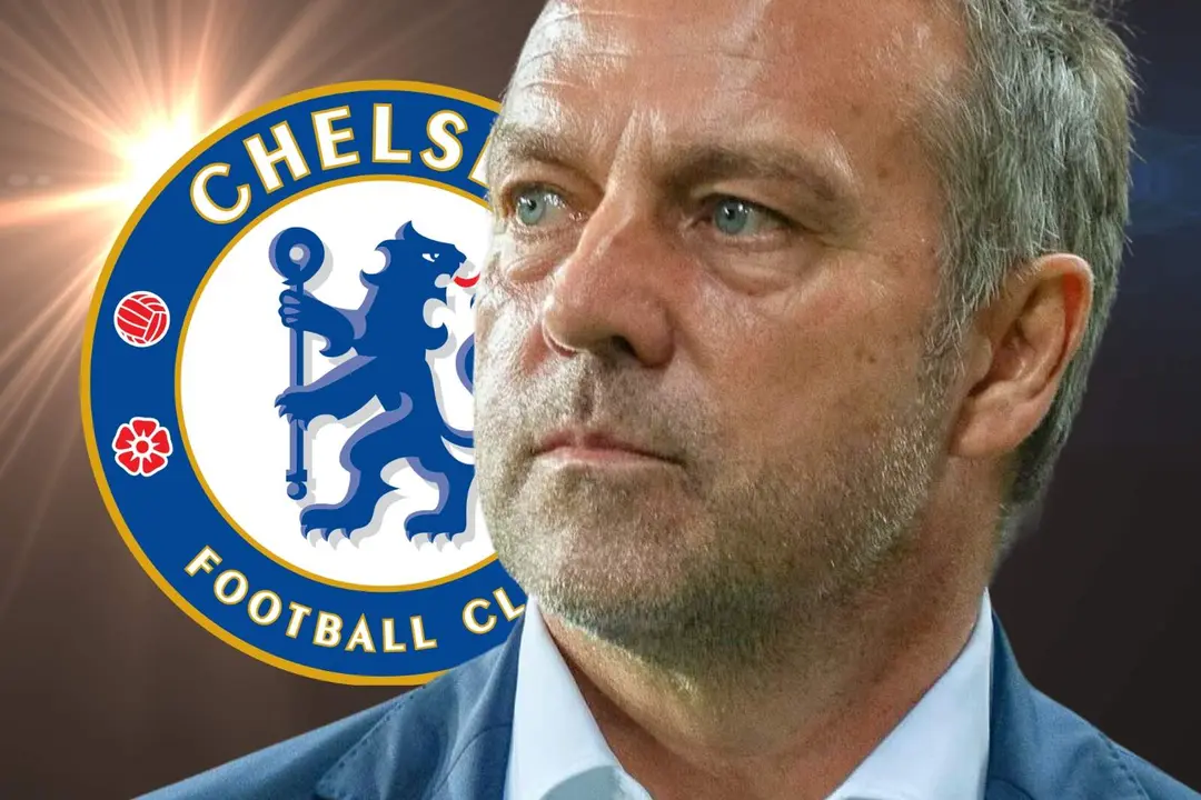 Hansi Flick observa un escudo del Chelsea