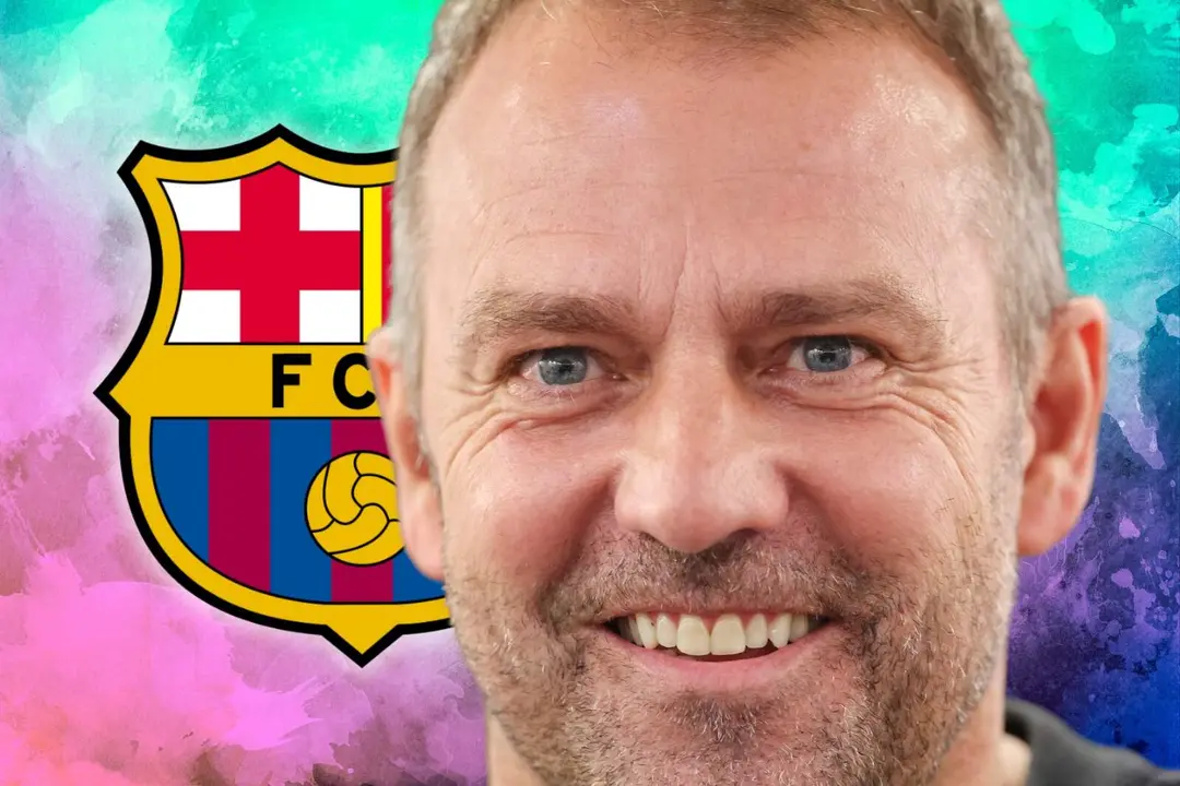 Hansi Flick, sonriente junto al escudo del FC Barcelona | Getty Images, Madrid-Barcelona