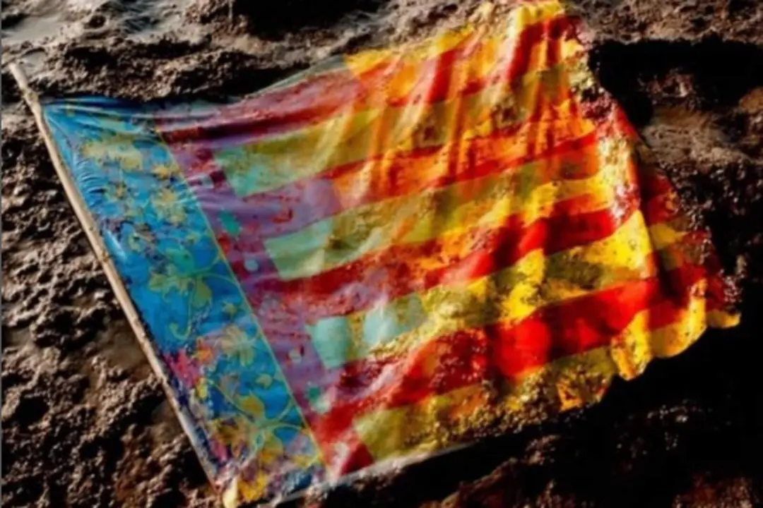 La desgarradora imagen mostrada por Ferran Torres: La bandera de Valencia hundida en el barro