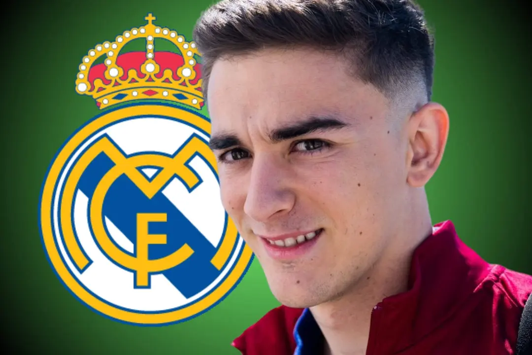 Gavi con el escudo del Madrid al fondo
