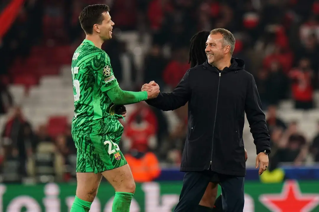 Szczesny saluda a Flick tras un partido