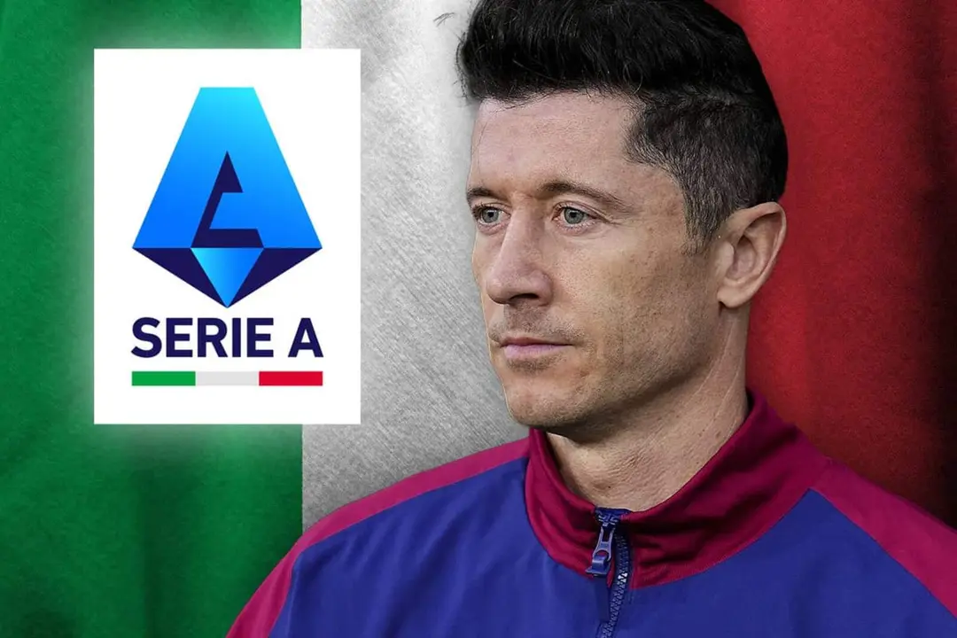 Robert Lewandowski, con la bandera de Italia y el escudo de la Serie A