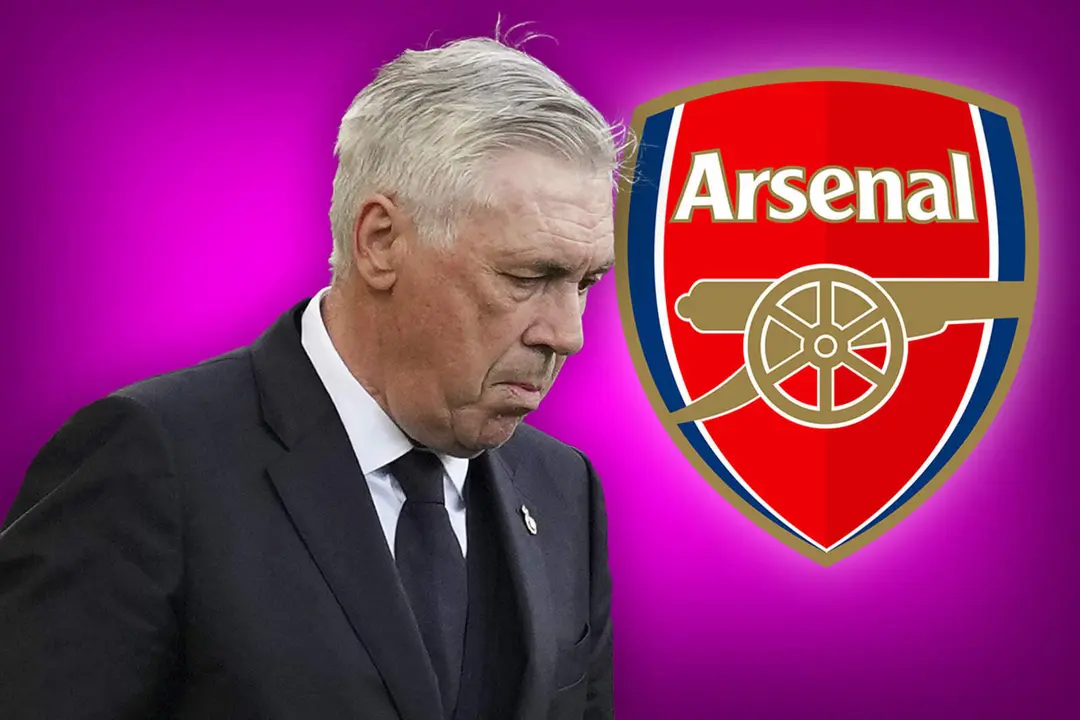 Carlo Ancelotti cabizbajo, con el escudo del Arsenal