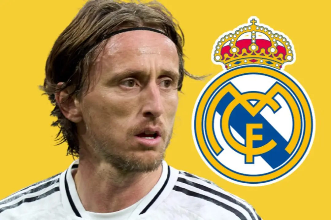 Luka Modric, junto al escudo del Real Madrid