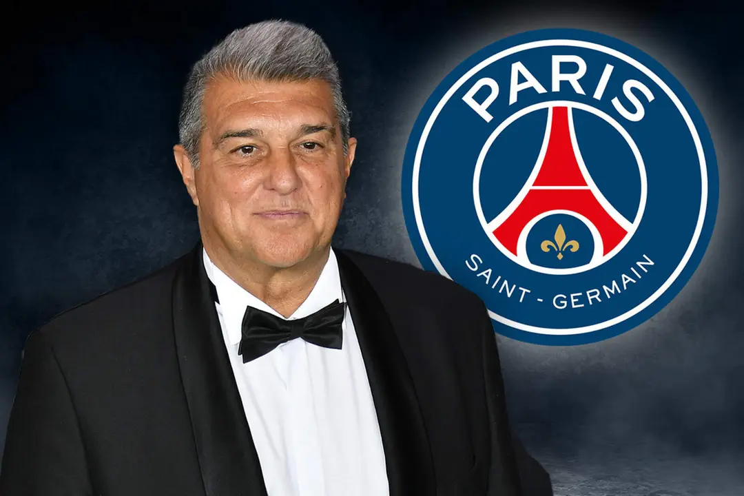 Joan Laporta, junto al escudo del PSG