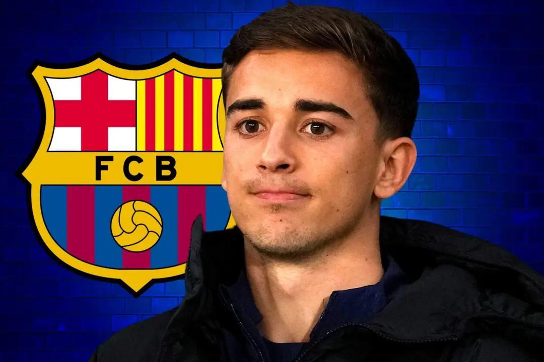 Gavi, junto al escudo del FC Barcelona