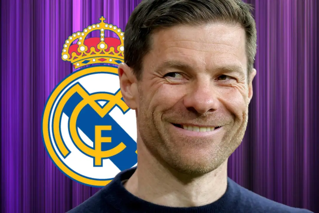 Xabi Alonso, junto al escudo del Real Madrid