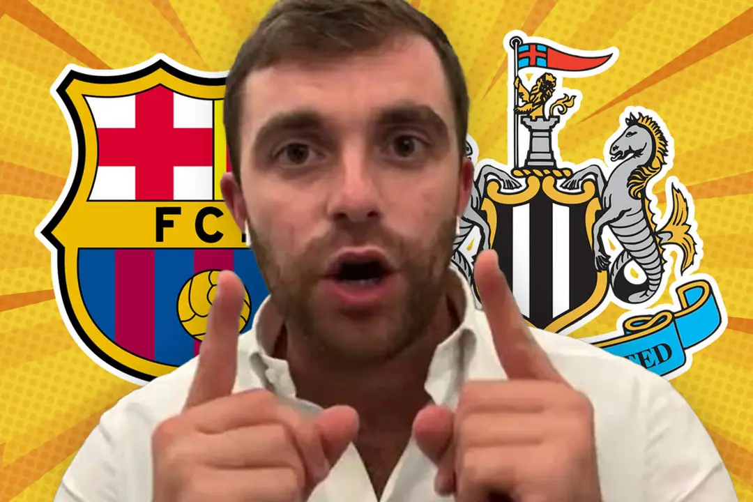 Fabrizio Romano, junto a los escudos de FC Barcelona y Newcastle