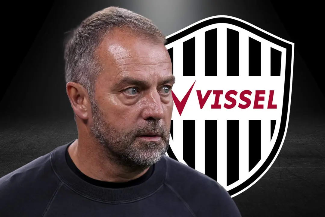 Hansi Flick con el escudo del Vissel Kobe al fondo
