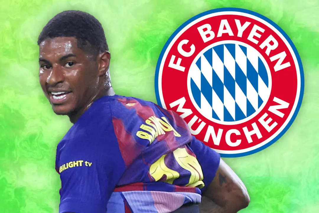 Marcus Rashford con el escudo del Bayern al fondo