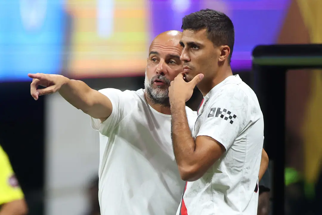 Pep Guardiola le da indicaciones a Rodri.