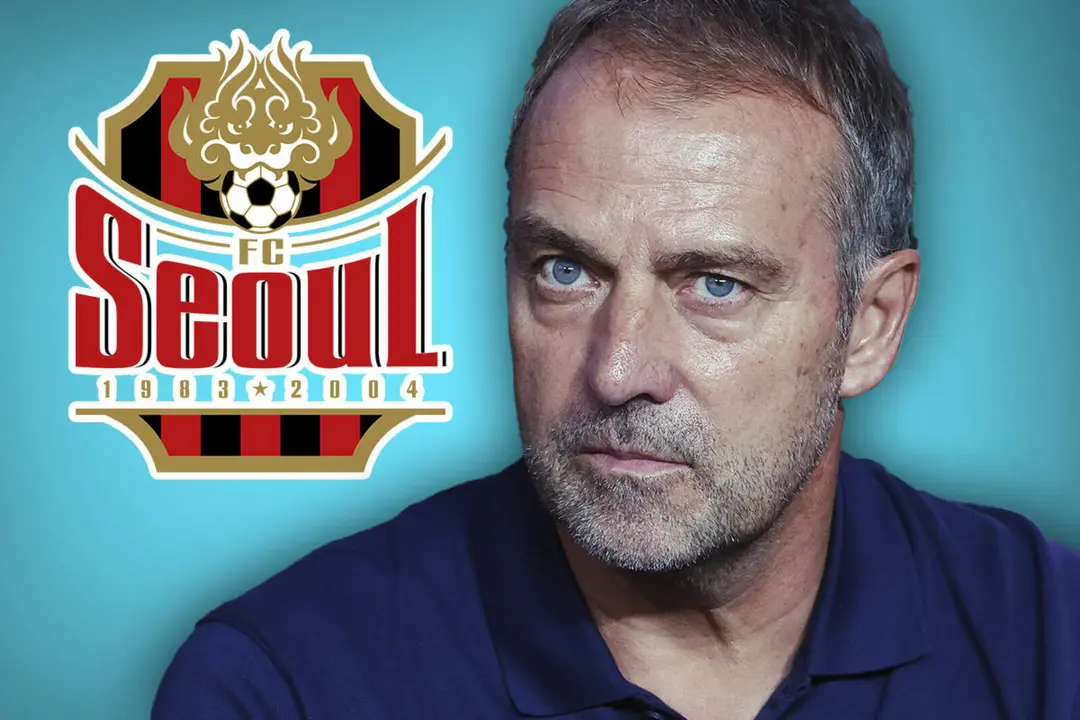 Hansi Flick junto al escudo del Seoul
