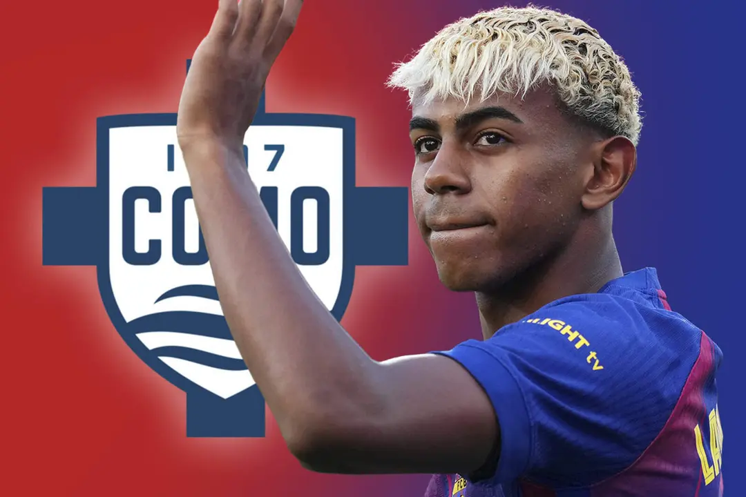 Lamine Yamal, frente al escudo del Como