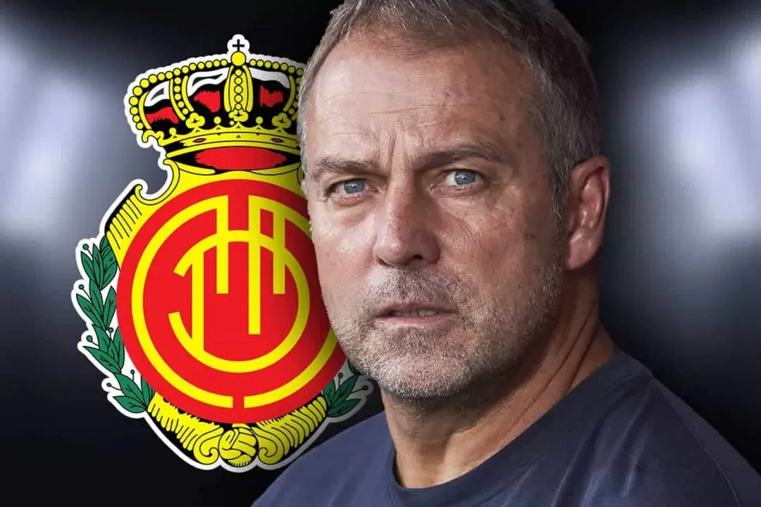 Hansi Flick junto al escudo del Mallorca