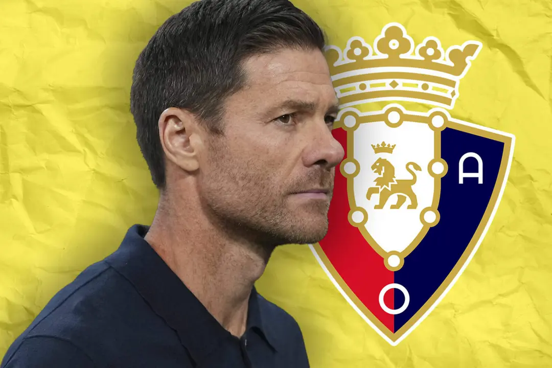 Xabi Alonso junto al escudo de Osasuna