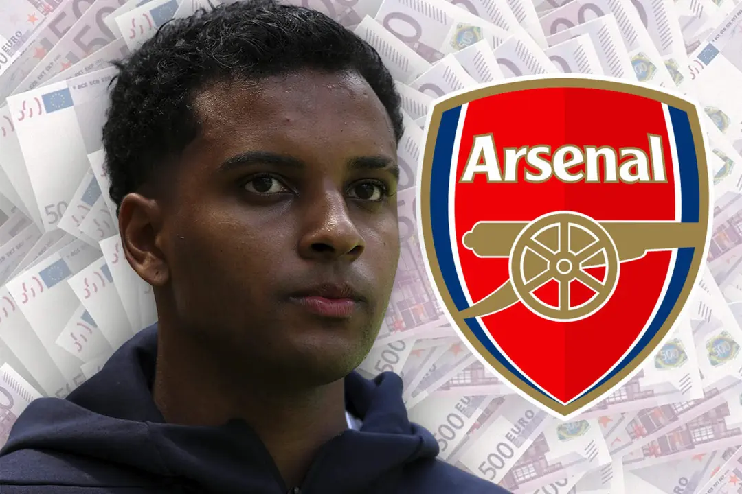 Rodrygo Goes junto al escudo del Arsenal