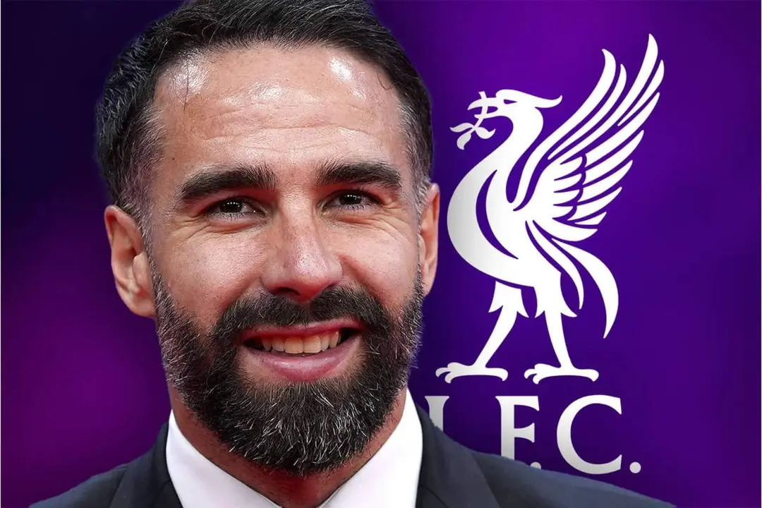 Dani Carvajal junto al escudo del Liverpool