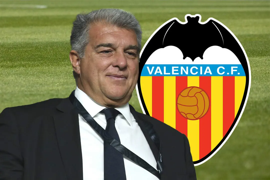 Joan Laporta junto al escudo del Valencia