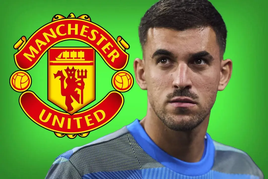 Dani Ceballos junto al escudo del Manchester United