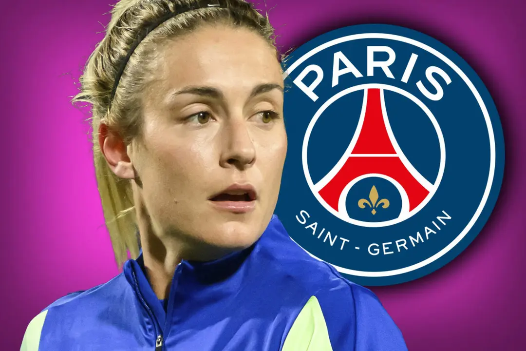 Alexia Putellas junto al escudo del PSG