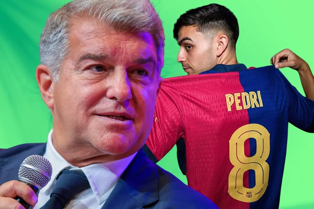 Joan Laporta con Pedri al fondo
