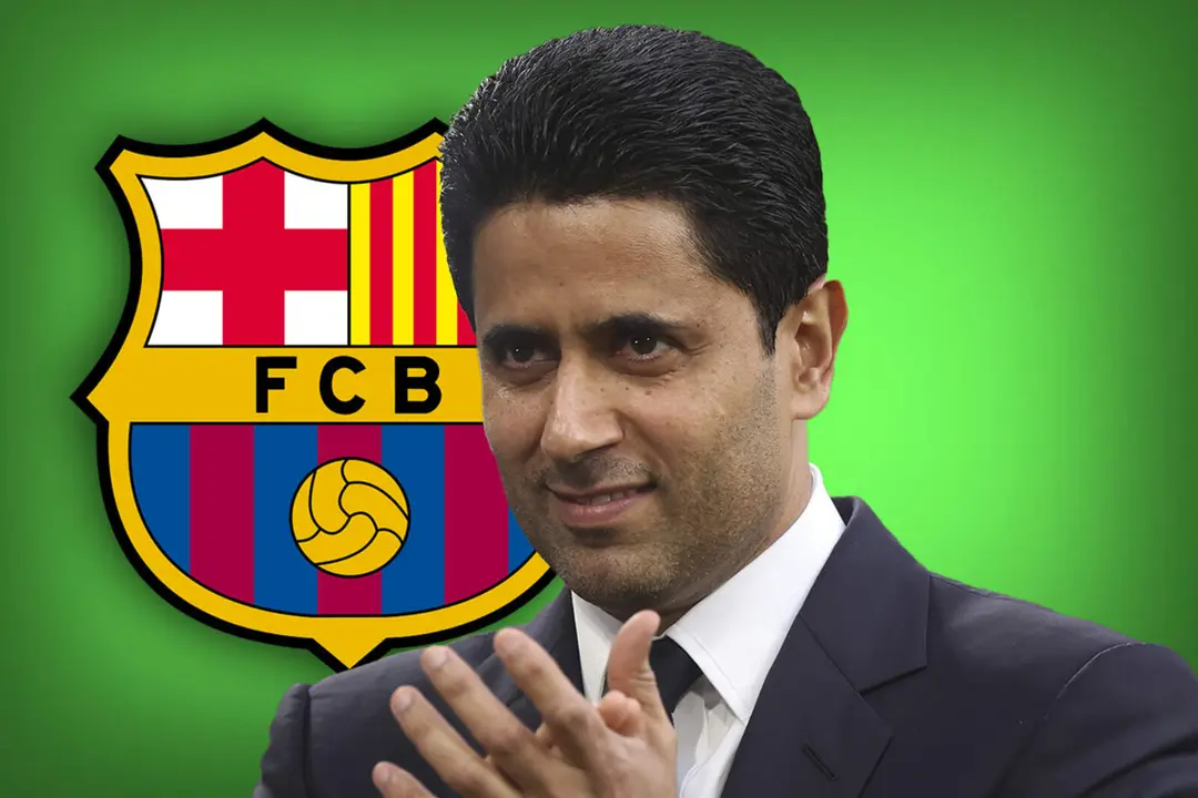 Nasser Al-Khelaifi junto al escudo del FC Barcelona