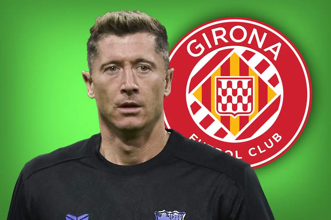 Lewandowski frente al escudo del Girona