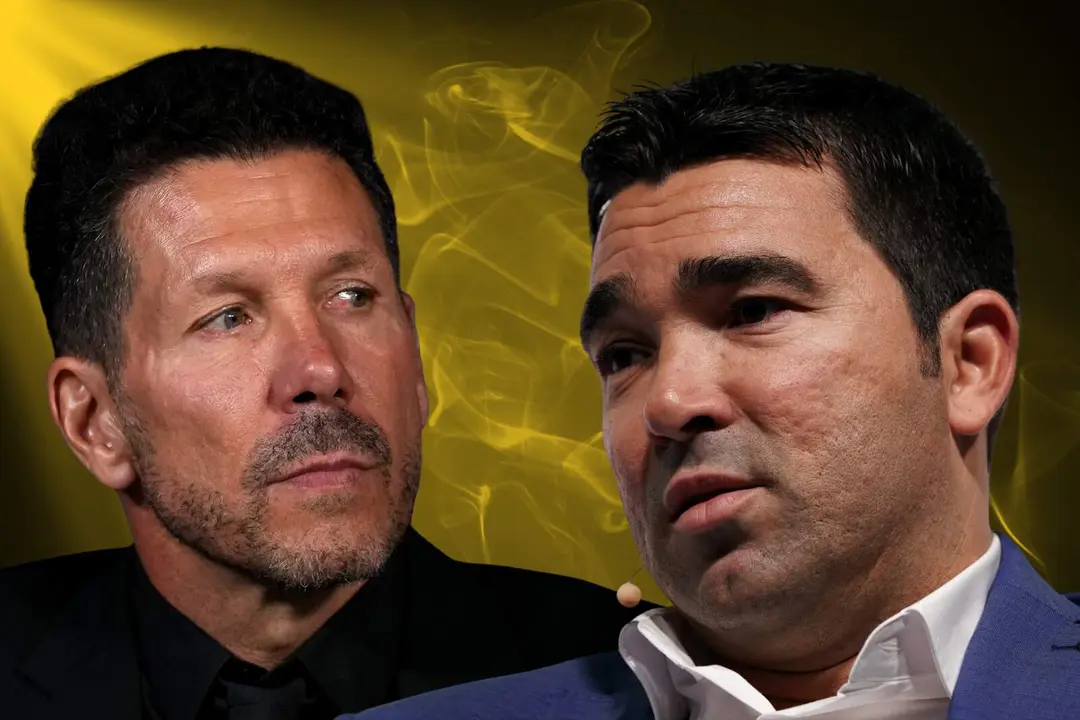 Deco le regala el jugador a Simeone