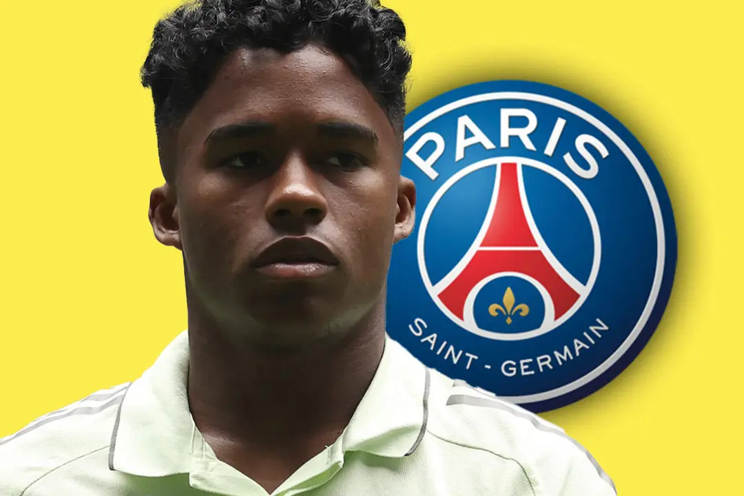 Endrick frente al escudo del PSG