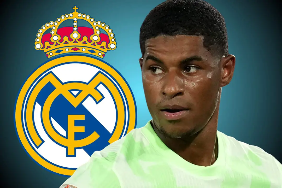Marcus Rashford frente al escudo del Real Madrid