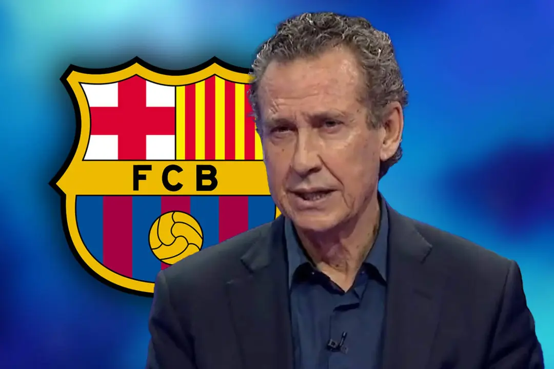 Jorge Valdano frente al escudo del FC Barcelona
