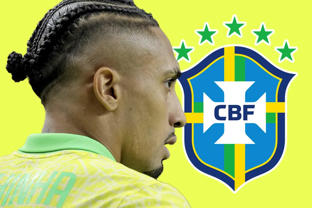 Raphinha junto al escudo de la CBF