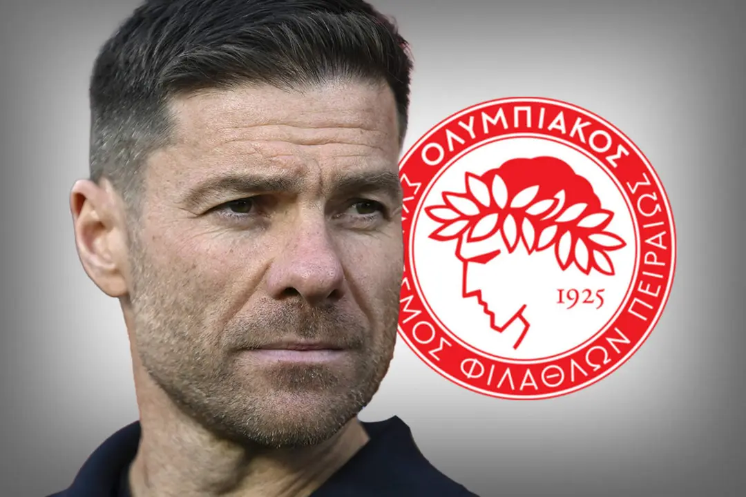 Xabi Alonso junto al escudo del Olympiacos