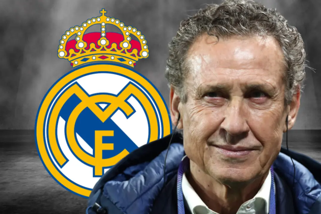 Jorge Valdano frente al escudo del Real Madrid
