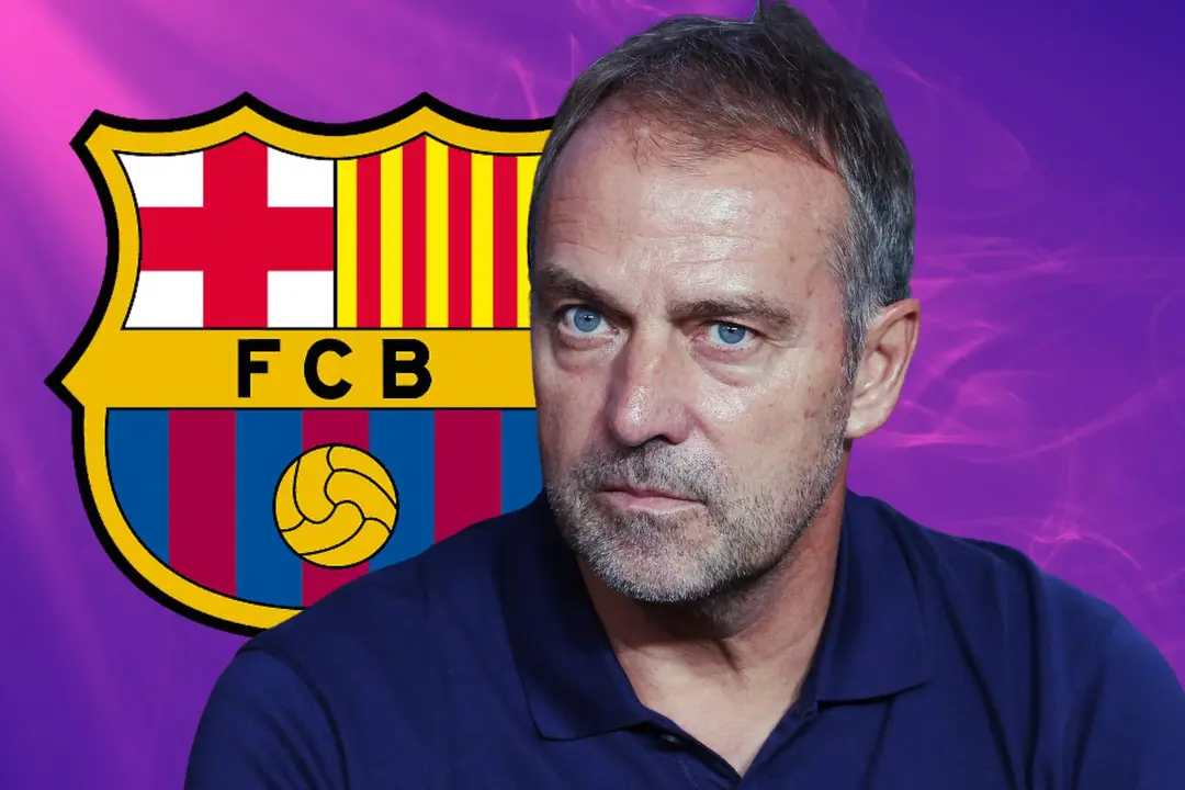 Hansi Flick junto al escudo del FC Barcelona.