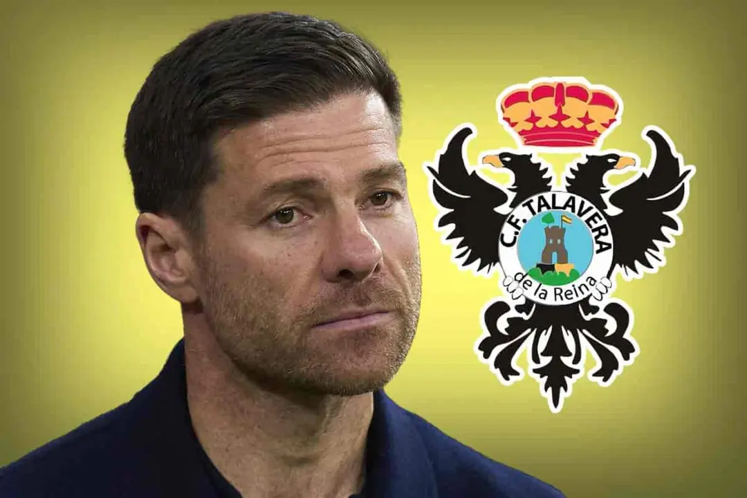 Xabi Alonso frente al escudo del CF Talavera